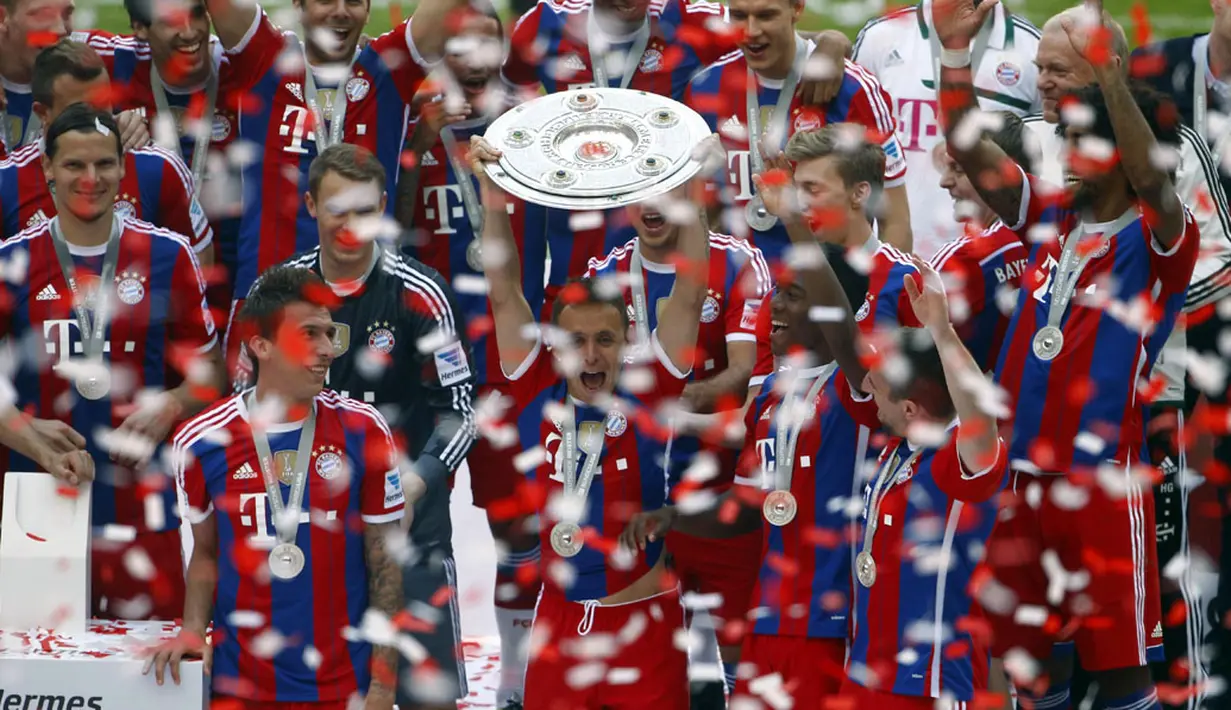 Pemain Bayern Munich merayakan gelar juara Bundesliga, usai menumbangkan VfB Stuttgart (1-0) di laga terakhir Liga Jerman di Munich, (10/5/2014). (REUTERS/Michaela Rehle)