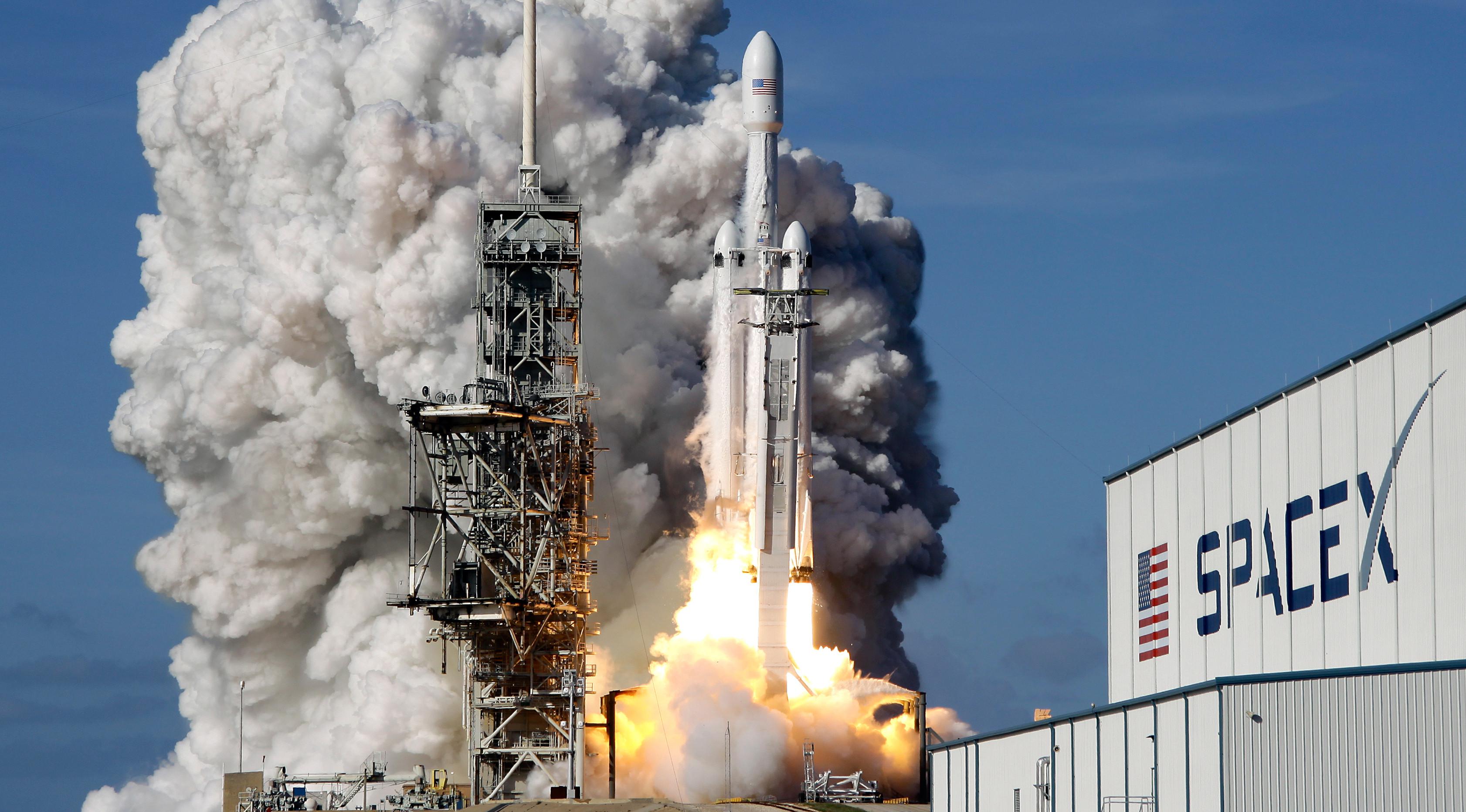 Roket terkuat di dunia milik SpaceX, Falcon Heavy lepas landas di Kennedy Space Center di Florida (6/2). Roket Falcon Heavy meluncur ke antariksa membawa Tesla Roadster milik bos SpaceX, Elon Musk, menuju orbit terdekat planet Mars.(AP Photo / John Raoux)