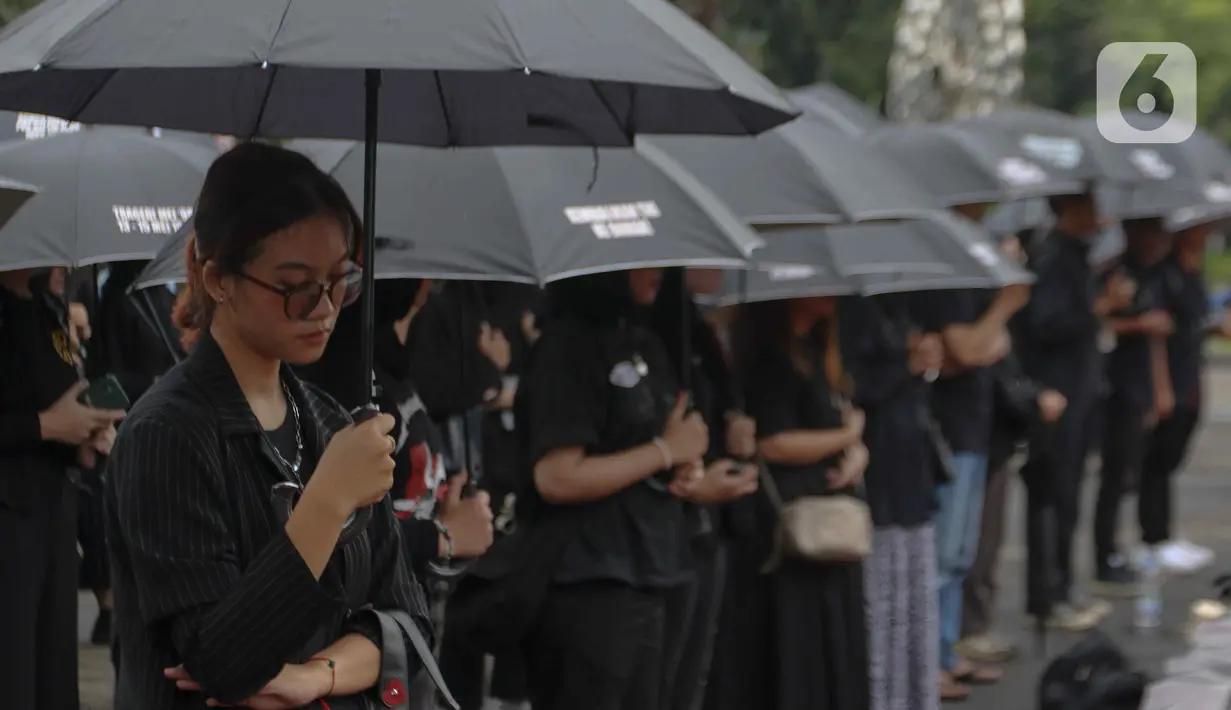 Presiden Joko Widodo beralasan pemberian penghargaan tersebut sebagai bentuk penghargaan terhadap peneguhan dedikasi kepada rakyat, bangsa, dan negara serta telah sesuai Undang-Undang Nomor 20 Tahun 2009 tentang Gelar, Tanda Jasa, dan Tanda Kehormatan. (Liputan6.com/Herman Zakharia)