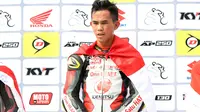 Gerry Salim pebalap Indonesia dari Astra Honda Racing Team menjuarai kelas Supersports 600cc pada ajang Asia Road Racing Championship di Sirkuit Sentul, Indonesia, Minggu (7/8/2016). (Bola.com/Nicklas Hanoatubun)