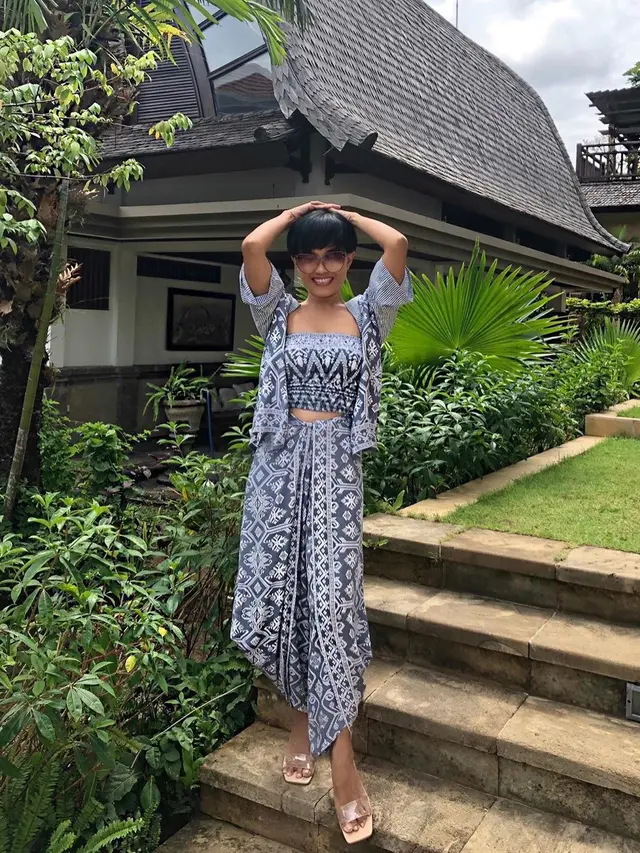 7 Pesona Ibu Cinta Laura, Selalu Tampil Stylish dan Awet Muda