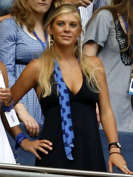 Chelsy Davy menyaksikan pertunjukan di stadion Wembley di London utara pada 1 Juli 2007. Mantan kekasih Pangeran Harry ini sudah berkencan sejak sama-sama sekolah. Hubungan keduanya naik turun, putus sambung dari 2004 sampai 2011. (AFP Photo/Leon Neal)
