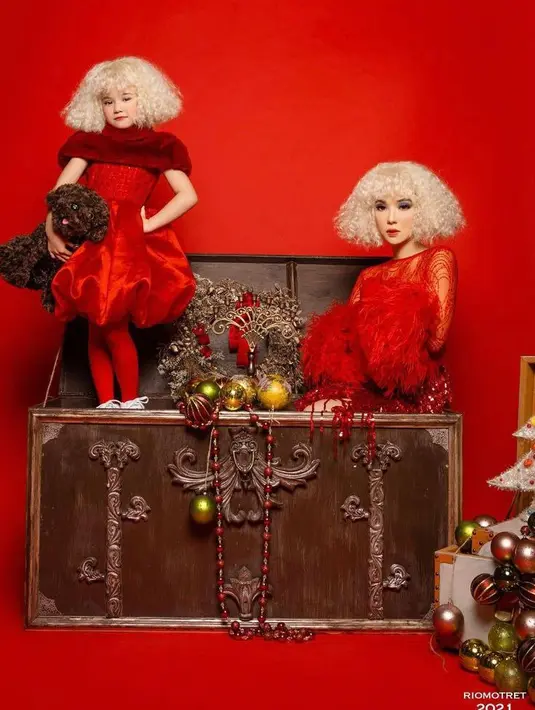 Terakhir, ada Gisella Anastasia bersama putri kecilnya, Gempi bergaya bak bule Rusia dengan tatanan rambut bob pirang mengembang. (Instagram/gisel_la).