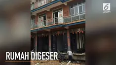 Sebuah rumah berlantai tiga digeser dengan menghabiskan biaya sekitar Rp 721 juta