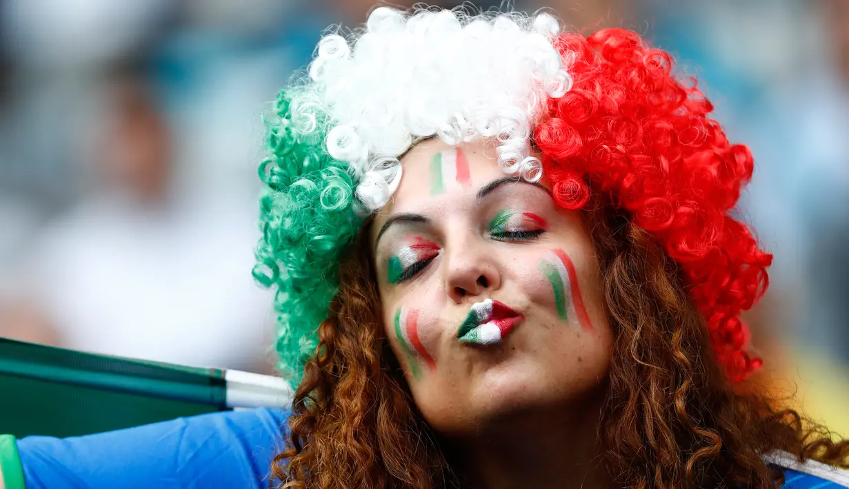 Suporter wanita pendukung Italia memberikan ciuman jelang babak 16 besar Piala Eropa 2016 antara Italia vs Spanyol, Stade de France, Senin (27/6). (REUTERS/ Christian Hartmann) 