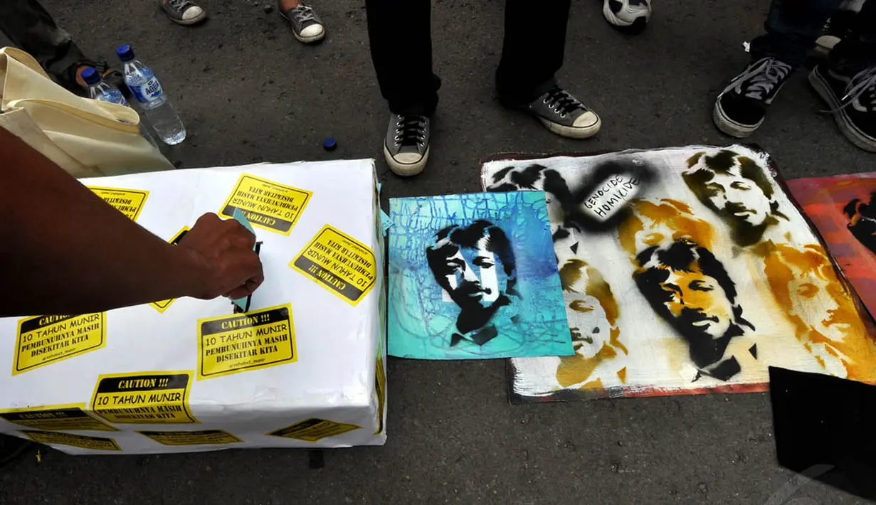 Mereka menuntut pemerintah menuntaskan kasus pembunuhan aktivis HAM Munir, serta menggugat pembebasan terpidana pembunuhan Munir pollycarpus, Jakarta, Minggu (7/12/2014). (Liputan6.com/Miftahul Hayat)