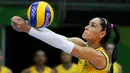 Atlet voli asal Brasil, Jaqueline Carvalho mengembalikan bola saat bertanding melawan tim Jepang di Olimpiade 2016, Rio de Janeiro, Brasil, (9/10).  Atlet 32 tahun ini bermain sebagai pemukul luar dan memiliki tinggi 1,86m. (REUTERS/Marcelo del Pozo)
