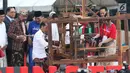 Presiden Joko Widodo mencoba alat penenun kain di Festival Sarung Indonesia 2019, Plaza Tenggara Kompleks GBK, Jakarta, Minggu (3/3). Festival ini untuk menghidupkan kesadaran generasi muda akan kekayaan budaya Indonesia. (Liputan6.com/Helmi Fithriansyah)