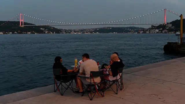 Menikmati Pantai Bosphorus dengan Latar Jembatan Fatih Sultan Mehmet