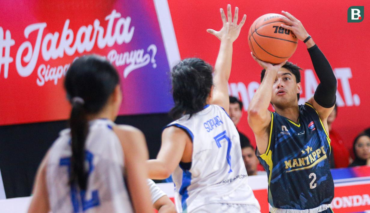 Pemain Mantappu Corp, Michael James Olindo menembakkan bola ke ring saat fun charity match melawan DBL Indonesia Team di GOR Cempaka Putih, Jakarta, Rabu (16/08/2023). (Bola.com/Bagaskara Lazuardi)
