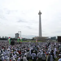 Suasana aksi damai 212 di Silang Monumen Nasional (Monas), Jumat (2/12), (Adrian Putra/Bintang.com)
