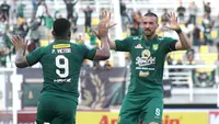 Bek Persebaya, Dusan Stevanovic (kanan) dalam sebuah pertandingan di BRI Liga 1 2023/2024. (Bola.com/Aditya Wany)