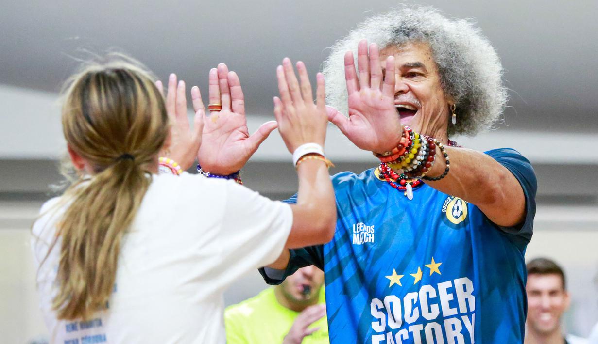 Mantan pesepak bola Kolombia, Carlos "El Pibe" Valderrama melakukan tos dengan fans dalam laga bertajuk Legends Soccer Match untuk merayakan ulang tahun Diego Maradona di American Dream Mall, East Rutherford, New Jersey, pada 30 Oktober 2025. (AFP/Kena Betancur)