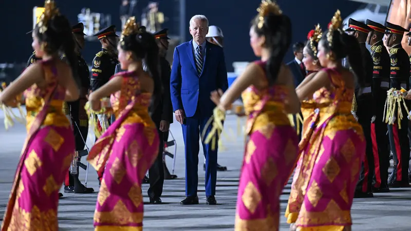 Tarian Khas Bali Sambut Kedatangan Presiden AS Joe Biden di Bali