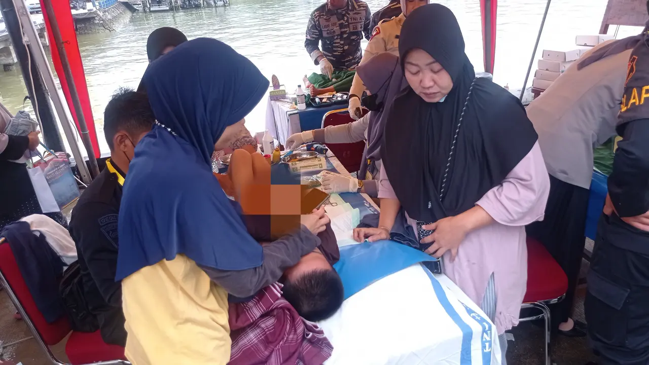 Ratusan bocah di Kendari menangis histeris saat mengikuti sunatan massal HUT ke 77 TNI AL.(Liputan6.com/Ahmad Akbar Fua)