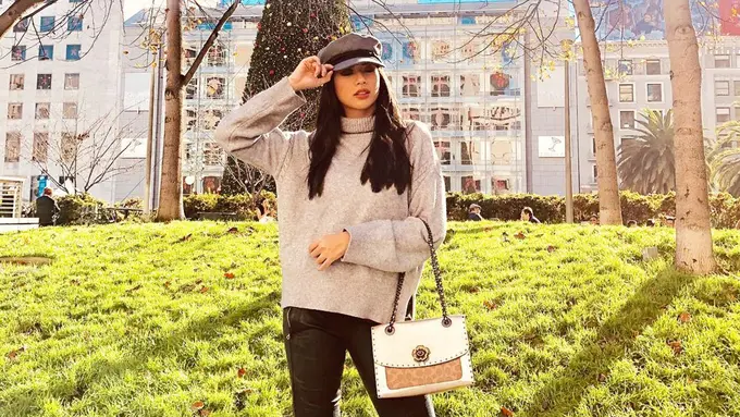 FOTO: Gaya Elvira Devinamira Saat Kenakan Topi, Tampil Menawan