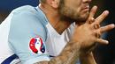 Wajah kekecewaan pemain timnas Inggris, Jack Wilshere usai Inggris menderita kekalahan 1-2 dari Islandia pada babak 16 besar Euro 2016 yang digelar di Stadion Stade de Nice, Prancis, Selasa (28/6). (REUTERS/Kai Pfaffenbach Livepic)