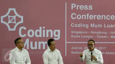 (ki-ka) Dirut Bank Mandiri Kartika Wirjoatmodjo, Kepala Bekraf, Triawan Munaf, Menteri Ketenagakerjaan Hanif Dhakiri saat menghadiri Program Coding Mum di Jakarta, Jumat (24/3). (Liputan6.com/Angga Yuniar)