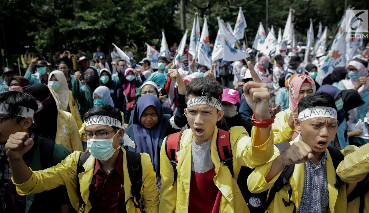 Aliansi Badan Eksektutif Mahasiswa Seluruh Indonesia (BEM SI) menuntut kembalikan subsidi listrik 900VA dan BBM serta usut tuntas  kasus E-KTP tanpa adanya intervensi politik, Jakarta, Senin (22/5). (Liputan6.com/Faizal Fanani)