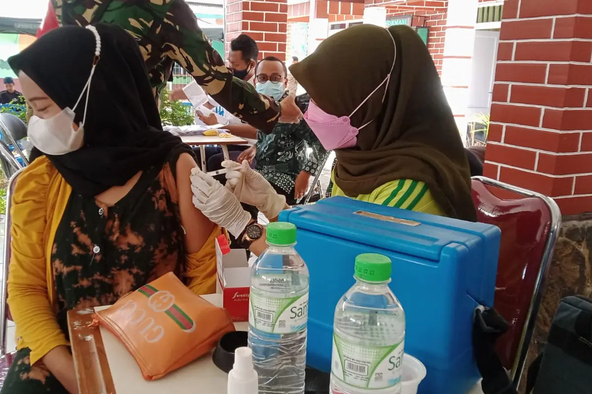 Warga Bawean melakukan vaksinasi. (Dian Kurniawan/Liputan6.com)