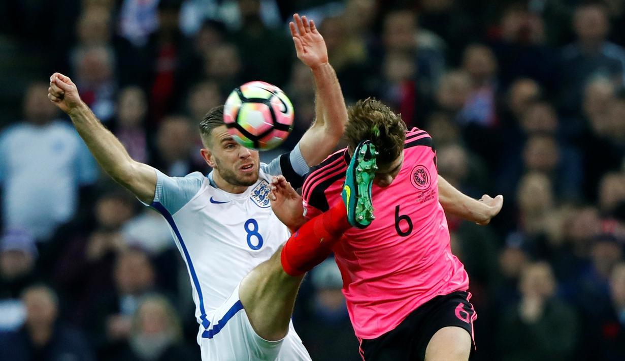 Pemain Inggris, Jordan Henderson (kiri), berduel dengan pemain Skotlandia, James Forrest, dalam laga Grup F Kualifikasi Piala Dunia 2018 di Stadion Wembley, Jumat (11/11/2016) waktu setempat. (Reuters/Eddie Keogh)