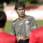 Pelatih Persija Jakarta, Stefano Cugurra Teco, memberikan arahan kepada anak asuhnya saat sesi latihan jelang laga Liga 1 di Lapangan Sutasoma, Jakarta, Jumat (07/12). Persija akan berhadapan dengan Mitra Kukar. (Bola.com/M Iqbal Ichsan)