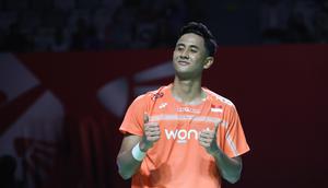 Tunggal putra Indonesia, Alwi Farhan, melakukan selebrasi setelah mengalahkan wakil India, Lakhsya Sen, di Istora Senayan, Selasa (2/6/2026). Alwi Farhan menang dengan skor 21-19, 21-16. (Bola.com/M Iqbal Ichsan)
