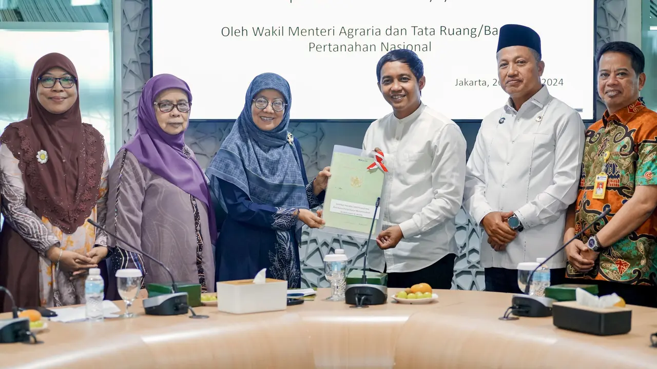 Serahkan Sertifikat Tanah PP Aisyiyah, Wamen ATR: Ini Perintah Presiden