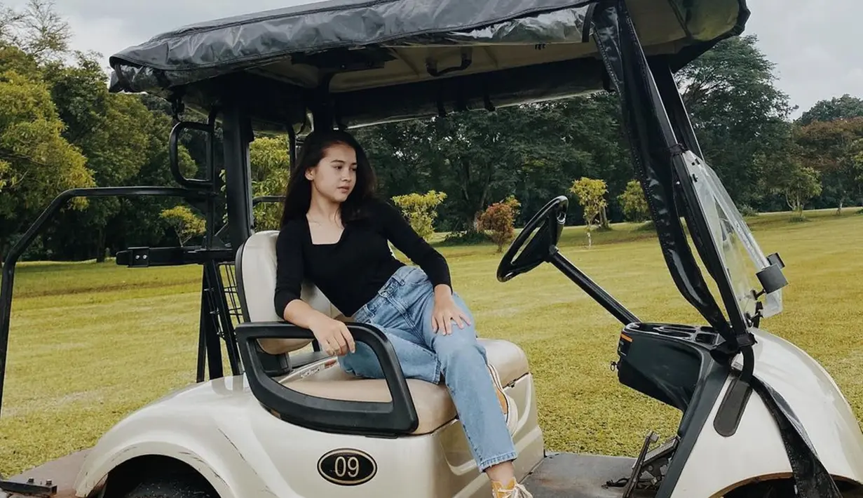 Penampilan santai saat naik mobil golf ini membuat perempuan keturunan Indonesia-Amerika Serikat terlihat cantik menawan. Terlebih, gaya santai Sandrinna ini memperlihatkan sisi kalem dari perempuan berusia 14 tahun saat melepas penat. (Liputan6.com/IG/@sandrinna_11)