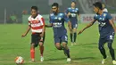 Pemain Madura United, Bayu Gatra (kiri) mencoba melewati hadangan pemain Arema Cronus  pada laga Torabika Soccer Champions 2016 di Stadion Gelora Bangkalan, Jumat (6/5/2016) WIB. (Bola.com/Fahrizal Arnas)