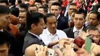 Saat mencoba berdialog, Presiden Joko Widodo atau Jokowi sempat mengundang sejumlah TKI ke atas panggung. (Liputan 6 SCTV)