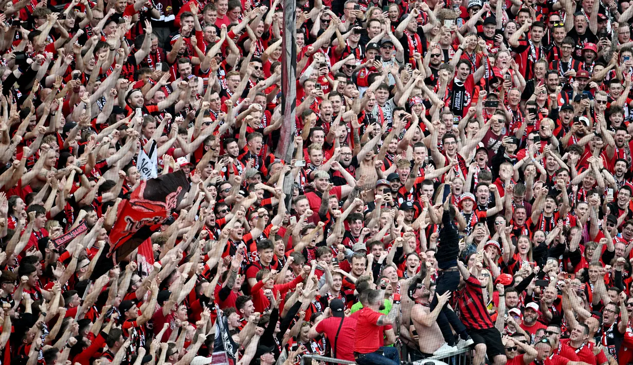 Pelatih Bayer Leverkusen, Xabi Alonso, merayakan gelar juara Bundesliga 2024 bersama suporter di BayArena, Sabtu (18/5/2024). (AFP/Sascha Schuermann)