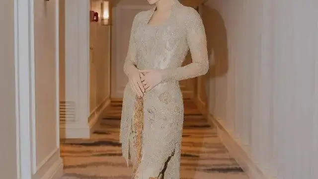 Inspirasi kebaya kutubaru ala Raline Shah (credit: instagram/ralineshah)