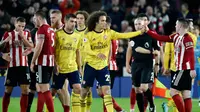 Para pemain Sheffield United dan Arsenal saling bersalaman usai bertanding pada pertandingan Liga Inggris di Bramall Lane, Sheffield, Inggris, Senin (21/10/2019).  Sheffield United menang1-0. (AP Photo/Rui Vieira)