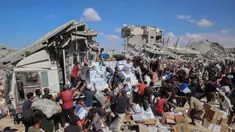 Penduduk Palestina berkumpul di sekitar truk bantuan yang masuk melalui pos perbatasan Karem Abu Salem di Khan Yunis, bagian selatan Jalur Gaza, pada 12 Oktober 2025. (Omar AL-QATTAA/AFP)