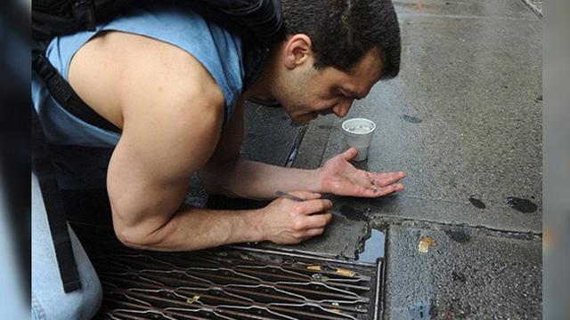 Raffi Stepanian, bekerja sebagai penambang logam mulia di jalanan New York. Berhasil meraup hingga belasan juta per minggu.