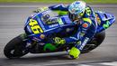 Valentino Rossi saat menggunakan motor YZR-M1 tanpa sayap di hari kedua tes pramusim di Sirkuit Sepang, Malaysia, Selasa (31/1). Dorna (penyelenggara MotoGP) melarangan penggunaan winglet pada MotoGP 2017. (AP PHOTO)
