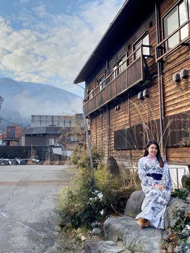 6 Potret Via Vallen Liburan ke Jepang, Cantik Pakai Kimono Hingga Main Ski