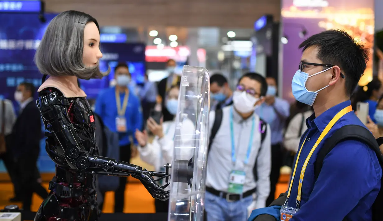 Seorang pengunjung mengamati robot bionik di stan Microsoft di area ekshibisi Industri Cerdas dan Teknologi Informasi dalam ajang Pameran Impor Internasional China (China International Import Expo/CIIE) ketiga di Shanghai, China, 6 November 2020. (Xinhua/Li Renzi)