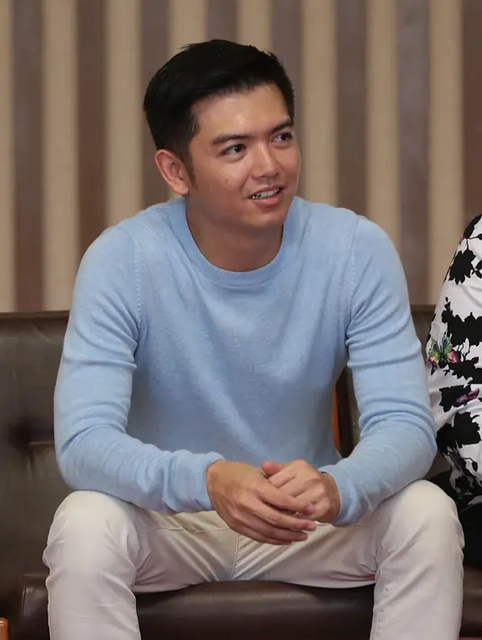 Saat tujuh tahun lalu, dokumen cerita yang masih dalam bentuk synopsis ini sudah ada di file komputernya dan sudah banyak yang tertarik untuk segera diterbitkan. Niat ingin menulis buku memang sudah ada di dirinya sejak lama. (Deki Prayoga/Bintang.com)