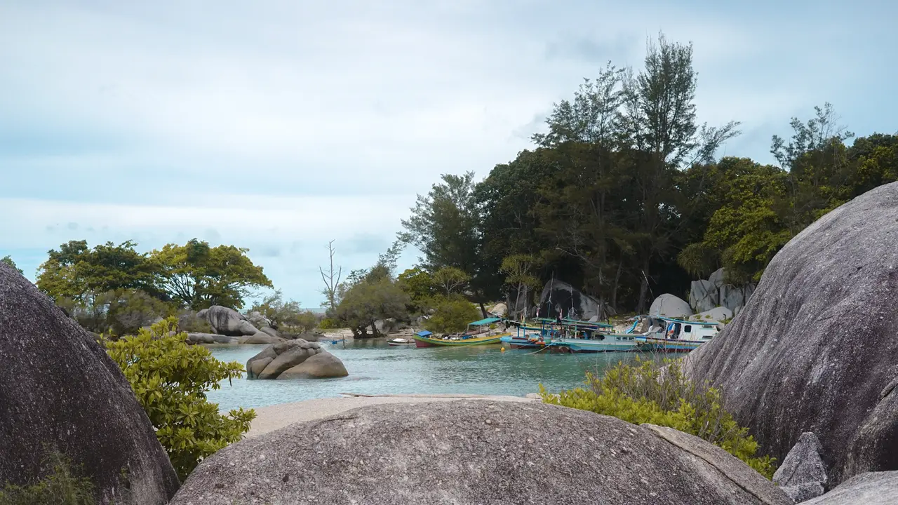 Ilustrasi objek wisata pantai Tanjung Kelayang