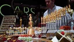 Patung Oscar bertabur emas terbuat dari coklat dan aneka makanan ditampilkan saat konfrensi pers Ballars Governor Awards di Dolby Theatre, California, (15/2). Makanan akan disajikan pada malam Academy Awards ke-91. (Kevork Djansezian / Getty Images / AFP)