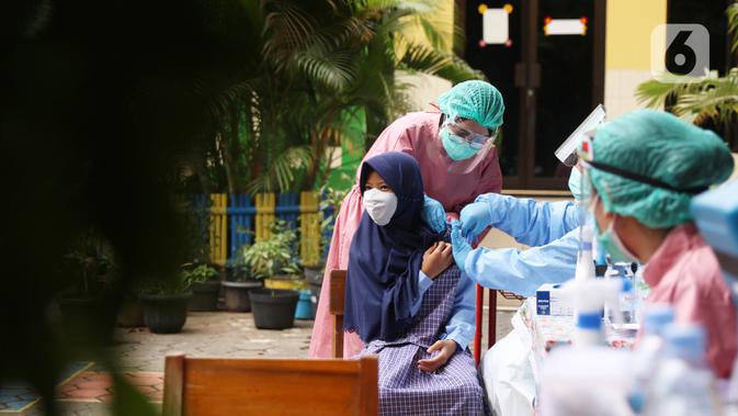 Siswa Sekolah Dasar (SD) mendapatkan suntikan imunisasi di SDN Tangerang 1, Kota Tangerang, Kamis (19/11/2020). Pemberian imunisasi tersebut untuk memberikan perlindungan kepada anak-anak usia SD serta meningkat daya tahan tubuh serta mencegah berbagai penyakit. (Liputan6.com/Angga Yuniar)