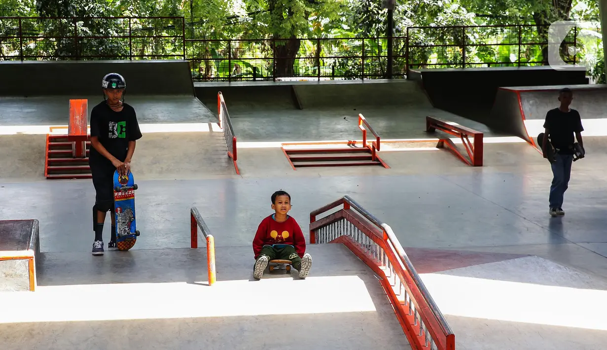Taman seluncur modern yang terbuka untuk umum selama 24 jam itu juga dilengkapi fasilitas penunjang seperti musola, toilet umum, dan tempat duduk penonton. (Liputan6.com/Angga Yuniar)