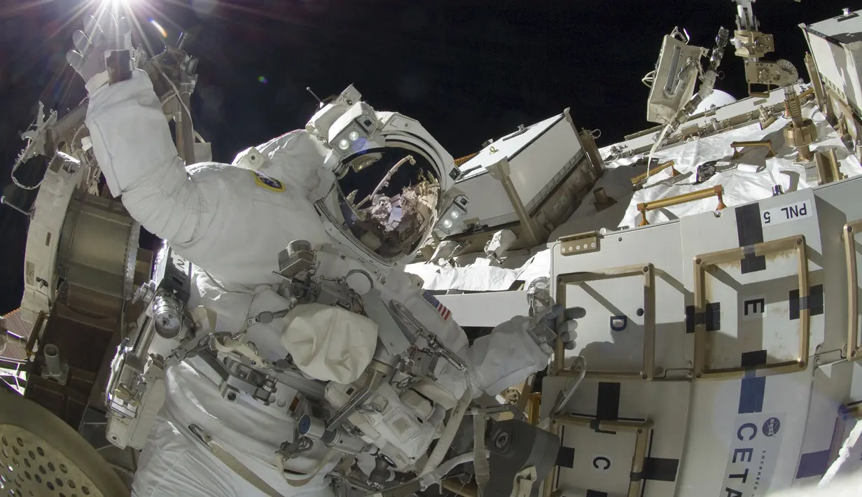 Astronot NASA Sunita Williams dalam sesi ketiga misi kegiatan extravehicular, (5/9/2015). Stasiun Luar Angkasa Internasional merayakan hari jadinya ke-15 pada 2 November sejak dihuni oleh manusia. (REUTERS/NASA)