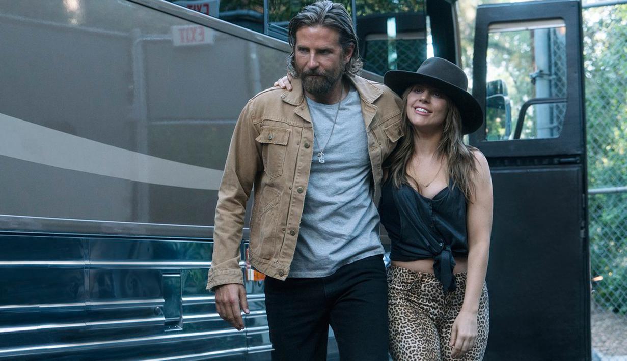 Gambar yang dirilis oleh Warner Bros menunjukkan Bradley Cooper dan Lady Gaga dalam adegan film "A Star is Born." Dalam film ini, Lady Gaga memerankan sosok Ally yang memiliki karakter polos dan pemalu. (Neal Preston/Warner Bros via AP)