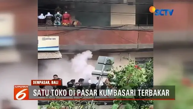 Satu unit toko di Pasar Kumbasari, Denapasar, terbakar. Api diduga berasal dari dupa persembahyangan.