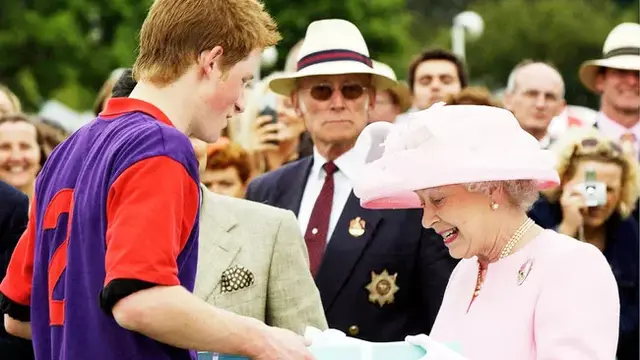 Ratu Elizabeth II Berikan Hadiah ke Pangeran Harry Saat Lomba (Sumber: Getty Images)