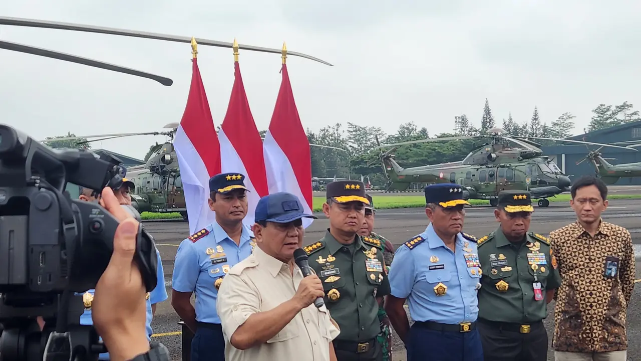 Menteri Pertahanan Prabowo Subianto menyerahkan delapan unit helikopter angkut berat H225M kepada TNI Angkata Udara (AU) di Lanud Atang Sendjaja Bogor, Jumat (1/12/2023).