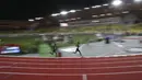 Pelari Uganda Joshua Cheptegei (tengah) diikuti pelari Kenya Kipkorir Kimeli saat final 5.000 meter putra kejuaraan Monaco Diamond League 2020, Stadion Louis II, Monako, Jumat (14/8/2020). Joshua memecahkan rekor dunia lari 5.000 meter dengan catatan waktu 12:35,36. (AP Photo Daniel Cole, Pool)